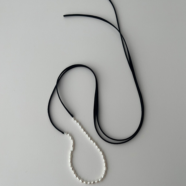 KYASH: pearl velvet choker