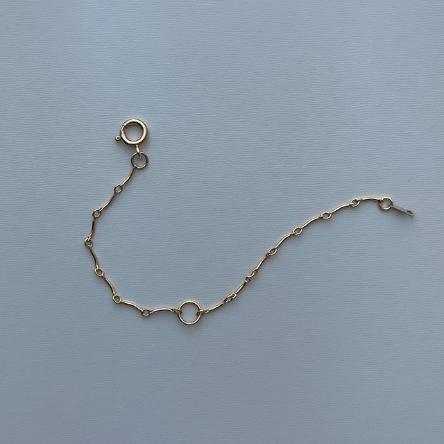 base accessory : gold chain bracele